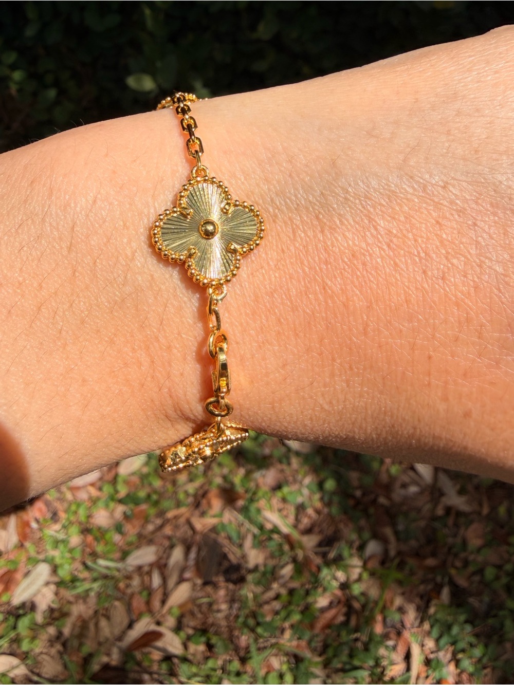 Gold Four-Flower Chain Bracelet - Elegant Women's Jewelry - Picture 10 of 11